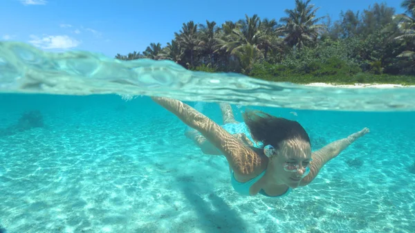 Halva Underwater Närbild Leende Kvinna Turkos Bikini Dyk Nära Hisnande — Stockfoto