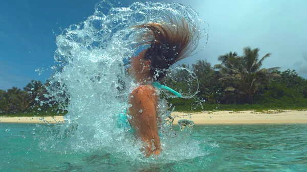Närbild Glad Flicka Stänk Havet Vatten Genom Att Piska Hennes — Stockfoto