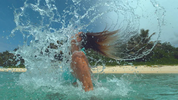 Cerrar Agua Cristalina Del Océano Vuela Fuera Del Pelo Juguetón —  Fotos de Stock