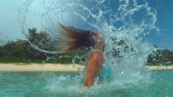 Cerrar Jovencita Alegre Voltea Largo Cabello Fuera Del Mar Salpica — Foto de Stock