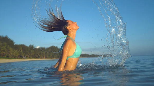 Cerrar Cálido Sol Verano Brilla Forma Mujer Caucásica Volteando Cabello — Foto de Stock