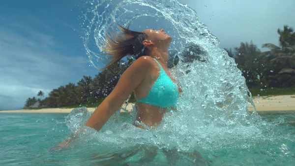 Fechar Jovem Mulher Puxa Cabeça Para Fora Oceano Raso Pulveriza — Fotografia de Stock