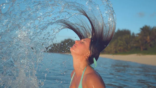 Fechar Turista Fêmea Pulveriza Água Mar Atrás Dela Chicoteando Cabeça — Fotografia de Stock
