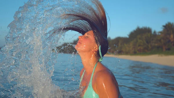 Cerrar Mujer Caucásica Joven Despreocupada Bikini Turquesa Saca Cabeza Del — Foto de Stock