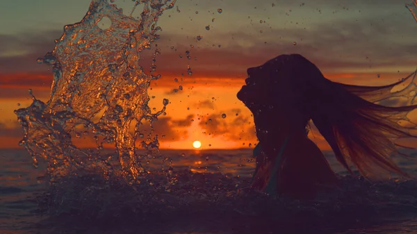 复制空间 未知的女人喷玻璃海水在壮观的橙色点燃的日落与她的头发 年轻的女性旅行者在夏季的夜晚在热带海域放松 — 图库照片