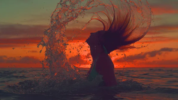 Close Silhouette Unrecognizable Girl Stands Out Cool Ocean Whips Her — Stock Photo, Image