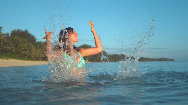 Fermer Une Jeune Femme Joyeuse Vaporise Eau Cristalline Océan Dans — Photo