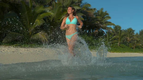 Düşük Açılı Çekici Kadın Turist Turkuaz Bikini Ferahlatıcı Denizde Çalışır — Stok fotoğraf