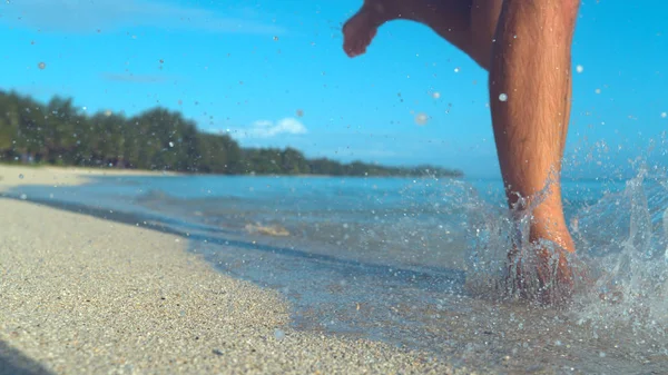 Low Angle Glassy Drops Sea Water Fly Unrecognizable Man Feet — Stock Photo, Image