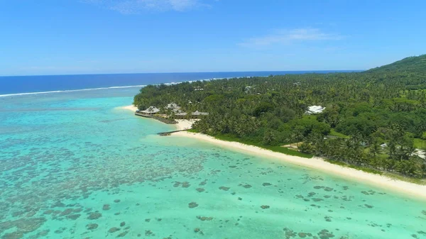 库克群岛一家豪华酒店的风景如画的镜头 可以完美地看到绿松石般的海洋和白色沙滩 沿着田园诗般的热带沙滩海岸线和美丽的棕榈树飞行 — 图库照片