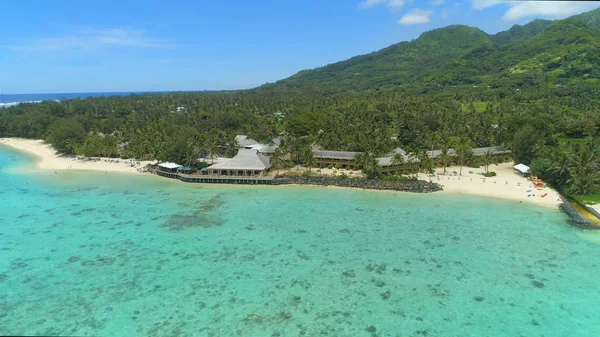 Aérien Voler Près Spectaculaire Hôtel Bord Mer Les Gens Profitent — Photo