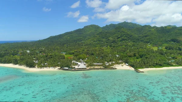 Aerial Voando Para Longe Deslumbrante Ilha Tropical Montanhosa Verde Luxuoso — Fotografia de Stock