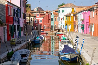 Nefes kesen tarihi çok renkli Venedik evleri, suya yansıyan. Güzel atış sakin kanal Burano, İtalya için boş renkli sokaklarda akan.