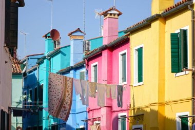 Beyaz giysiler ve havlu Venedik'teki ünlü kanalı üzerinde kurumaya renkli binalarla çevrili takılmak. Güzel kare boş sokaklarda İtalya üfleme summer Breeze kurutma çamaşır