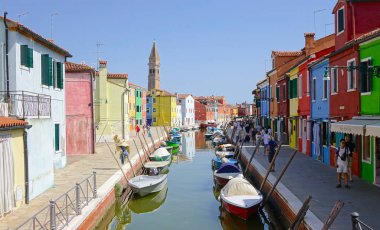Burano İtalya, Haziran 2017: tanınmayan gezginler pitoresk İtalyan şehirde bir güneşli yaz gününde isteyen. Turist turistik gezi Burano renkli binalar keşfetmek üzerinde Crowds.