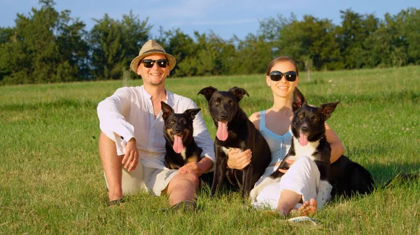 Portrait Pareja Feliz Posa Sentada Campo Herboso Vacío Con Sus — Foto de Stock