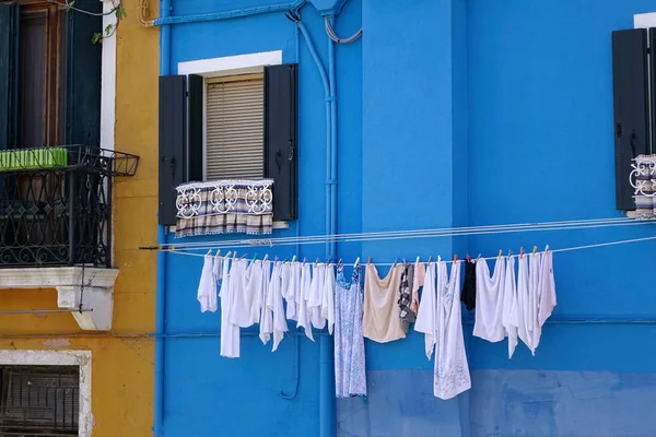 Close Pristine White Towels Dry Front Vivid Blue House Historic — 图库照片