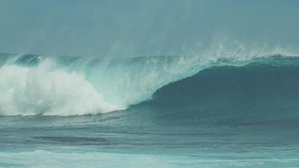 Close Breathtaking Large Blue Barrel Wave Crashing Tropical Island Shore — Stock fotografie