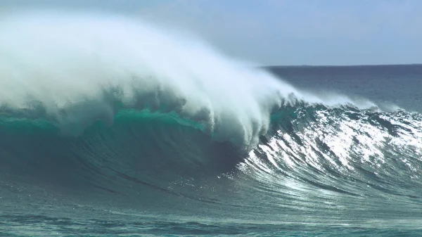 Close Massale Glazig Ocean Wave Spatten Naar Een Afgelegen Tropische — Stockfoto