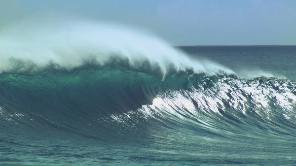 Fermer Une Vague Océanique Creuse Spectaculaire Éclabousse Sauvagement Vers Côte — Photo