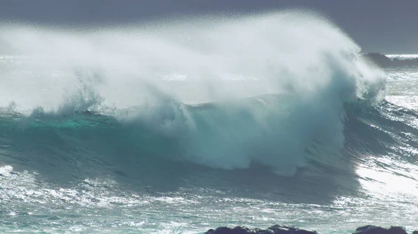 Close Big Ocean Wave Glistening Sun Crashes Rocky Shore Easter — Stock Photo, Image