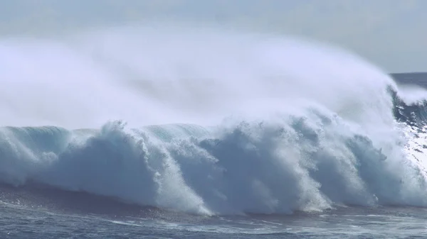 Close Breathtaking Shot Emerald Colored Barrel Wave Crashing Spraying Glistening — Stock Photo, Image