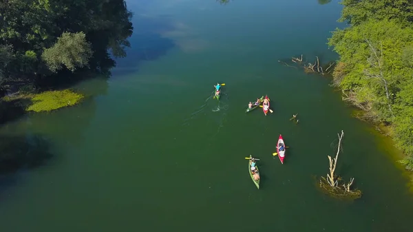 Aerial Voando Longo Grupo Turistas Explorando Paisagem Rural Ensolarada Pela — Fotografia de Stock