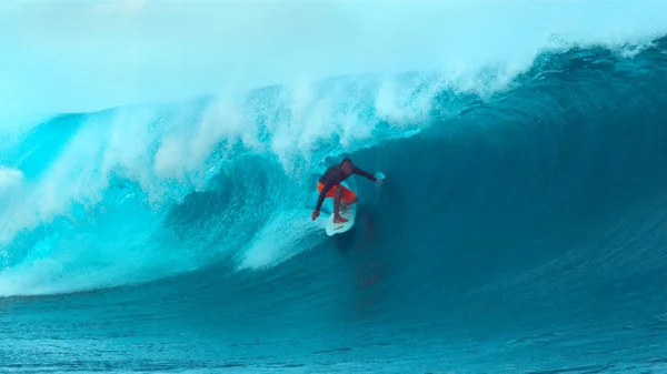 Zbliżenie Mężczyzna Pro Surfboarder Jeździ Rzeźbi Olbrzymie Szklisty Baryłkę Tropikalne — Zdjęcie stockowe