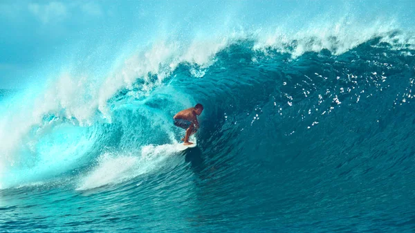 Närbild Unga Pro Surfer Surfar Big Fat Våg Populär Surfingplats — Stockfoto