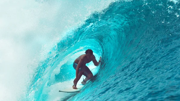 Cerrar Exreme Atleta Surfea Gran Barril Ola Oceánica Brillando Bajo —  Fotos de Stock