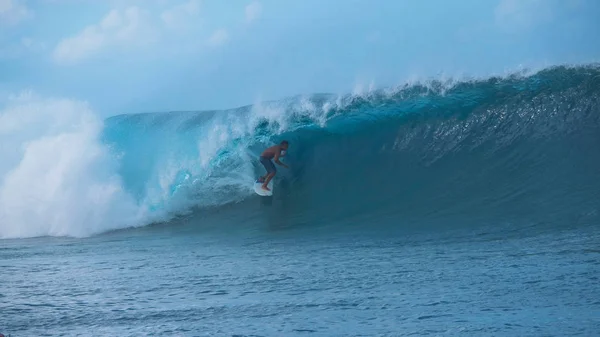 Extreme Cavaliere Maschile Surf Mozzafiato Tahiti Cattura Una Grande Onda — Foto Stock