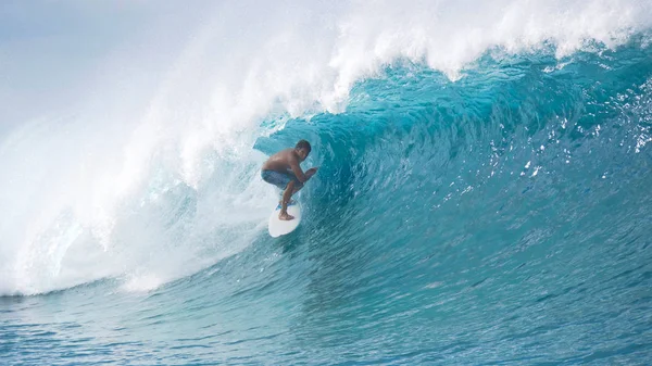 Genç Aşırı Sörfçü Bir Epik Varil Dalga Sürme Sırasında Elini — Stok fotoğraf