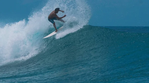 Chiudi Surfista Professionista Incide Una Grande Onda Spezzante Spruzza Acqua — Foto Stock