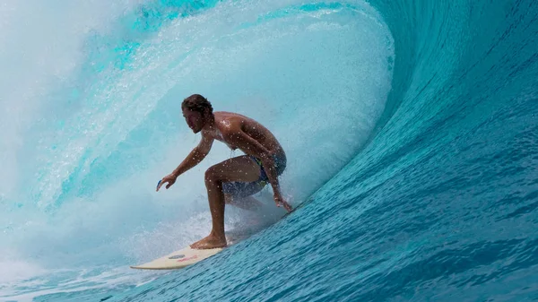 Zbliżenie Duże Rury Fala Loki Nieustraszony Sportowca Surfingu Pobliżu Słynnego — Zdjęcie stockowe
