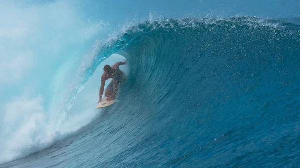 Fermer Superbes Boucles Eau Émeraude Dessus Surfeur Pro Cool Chevauchant — Photo