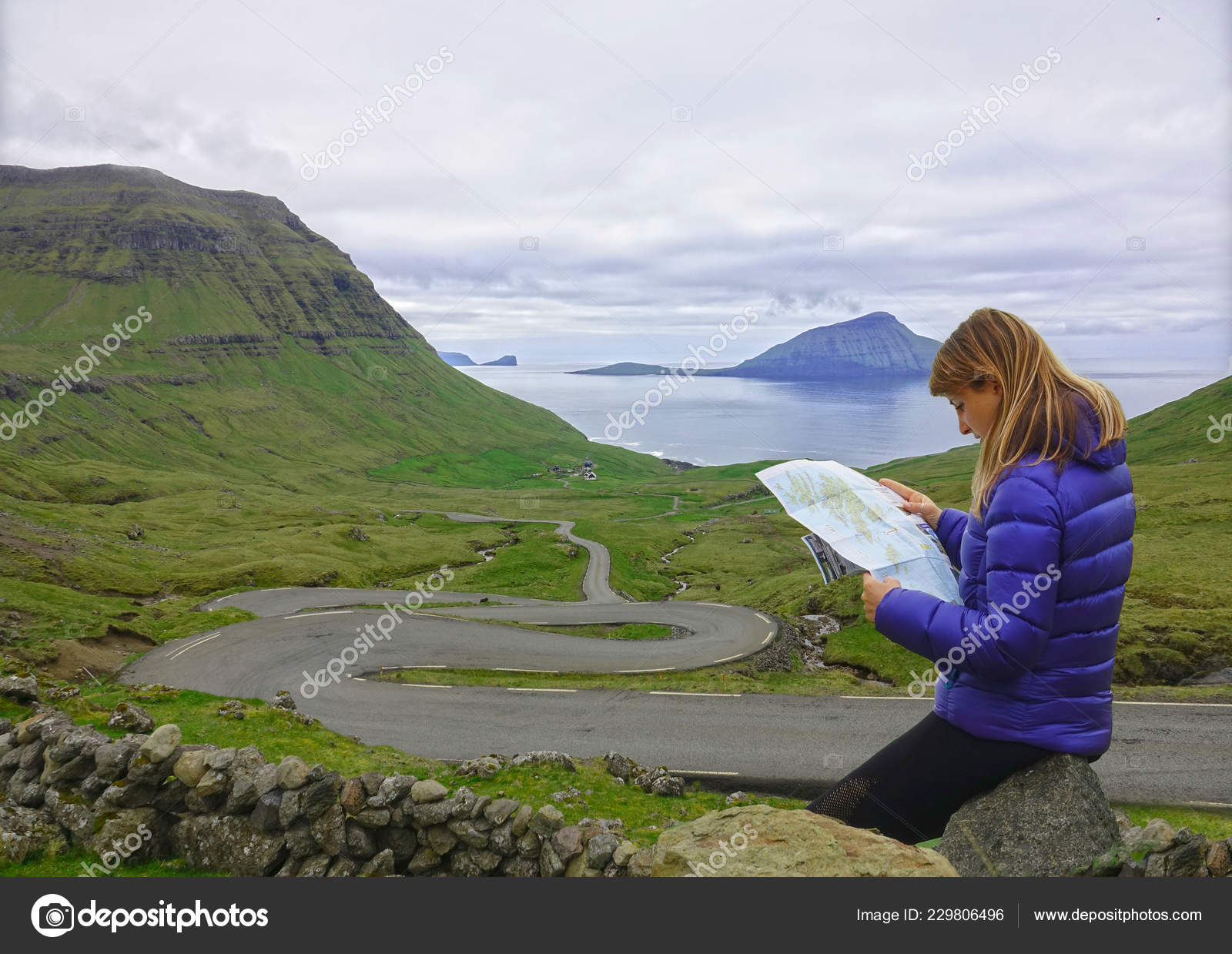 Nahaufnahme Raumkopie Frau Auf Lustigem Roadtrip Durch Die Skandinavische Landschaft Stockfotografie Lizenzfreie Fotos C Prostock 229806496 Depositphotos