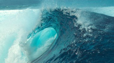 Yakın: parlak yaz güneşiyle, öfkeleniyor kamera geçmiş ve tropik ada doğru ışıltılı büyük köpük varil dalga. Nefes kesen boş vahşi tüp dalga pitoresk Tahiti kırma.