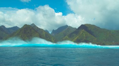 Büyük turkuaz kabarma bulutlarda gizli bir güzel yemyeşil tropik adada kapatır. Büyük sis rush muhteşem sahil ve yüksek dağlar yağmur ormanları ile kaplı çevrili dalgalar breaking.