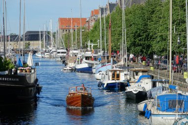 Kopenhag, Danimarka, Mayıs 2017: Ünlü Nyhavn kanal sıraevler güneşli Kopenhag ile. Yerli halk ve turistler Restoranlar, barlar ve kafeler oturan ikonik satır evlerde waterfront bölgesi dolu