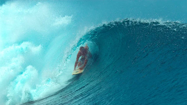 Närbild Stor Smaragd Ocean Wave Stänk Över Glada Extrema Surfare — Stockfoto