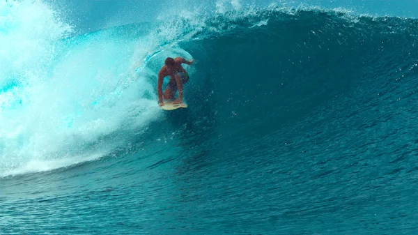 Zbliżenie Surfera Młodych Korzystających Niesamowite Latem Przez Surfing Duża Fala — Zdjęcie stockowe