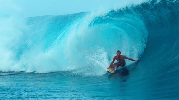 Yakın Büyük Bir Dalga Sürme Pro Sörfçü Uzak Bir Tropik — Stok fotoğraf
