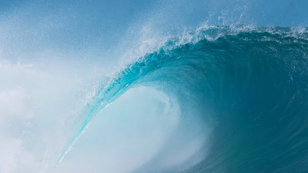 Close Up: Çarpıcı camsı tüp dalga teahupoo, Tahiti güneşli plaj yaklaşırken çılgınca sıçrayan. Pasifik'te uzak tropikal ada yakınında parlak yaz güneşi güzel dalga parıldıyor.
