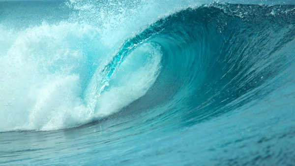 Chiudi Impressionante Onda Grande Tubo Infuria Verso Isola Tropicale Soleggiata — Foto Stock