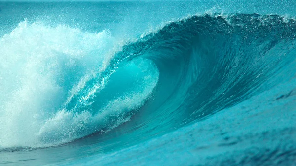Fermer Une Puissante Vague Scintillante Tonneaux Passe Devant Spot Surf — Photo