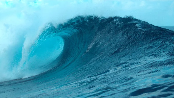 近在咫尺 风景如画的大管波疯狂地崩溃 在空中飞溅晶莹的海水 在法属波利尼西亚一个受欢迎的冲浪点 一个完美的桶波的清凉镜头空无一人 — 图库照片