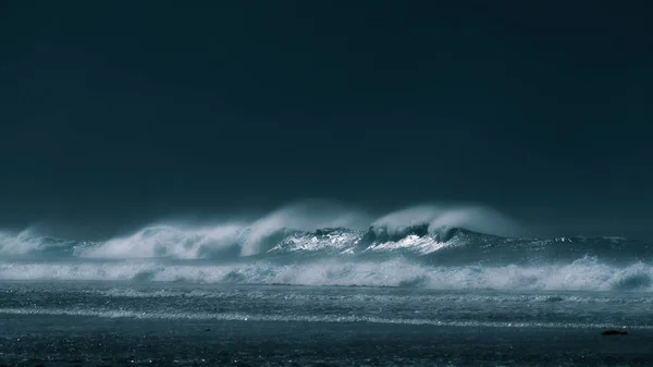 Большая Бочковая Волна Создает Туман Стеклянной Воды Мчится Райскому Острову — стоковое фото