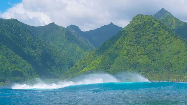 Sis serinletici bir turkuaz kabarma şiddetli bir yağmur fırtınası önce büyük egzotik ada yaklaşan arkasında alır. Kara bulutlar dağlar güçlü okyanus üzerinde seyir üzerinde toplama sinema çekim