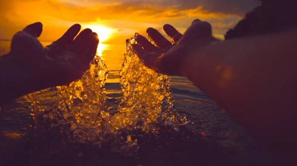 Pov Dof Vodu Sklovité Oceánu Přes Úchvatné Zlaté Slunce Krásném — Stock fotografie
