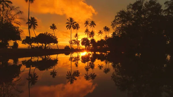 Aérien Survoler Petit Lac Près Plage Pittoresque Lever Soleil Spectaculaire — Photo